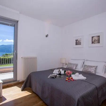 San Siro Sleeps 5 Pool 公寓